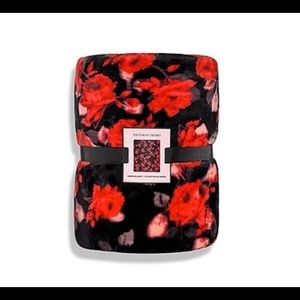 VICTORIAS SECRET SHERPA BLANKET